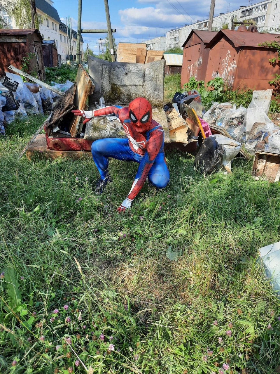 Герой, которого мы заслужили: в Сыктывкаре Человек-паук убирает мусор