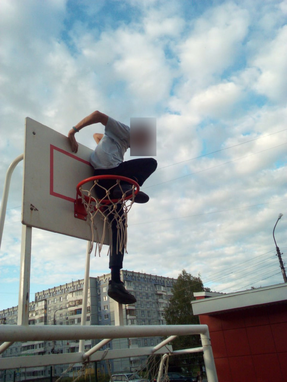 Сыктывкарцы обвинили депутата в том, что он спилил футбольные ворота на детской площадке