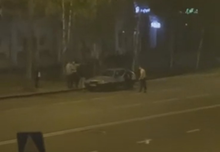 В Сыктывкаре молодые люди разбили стекло у машины во время драки (видео)