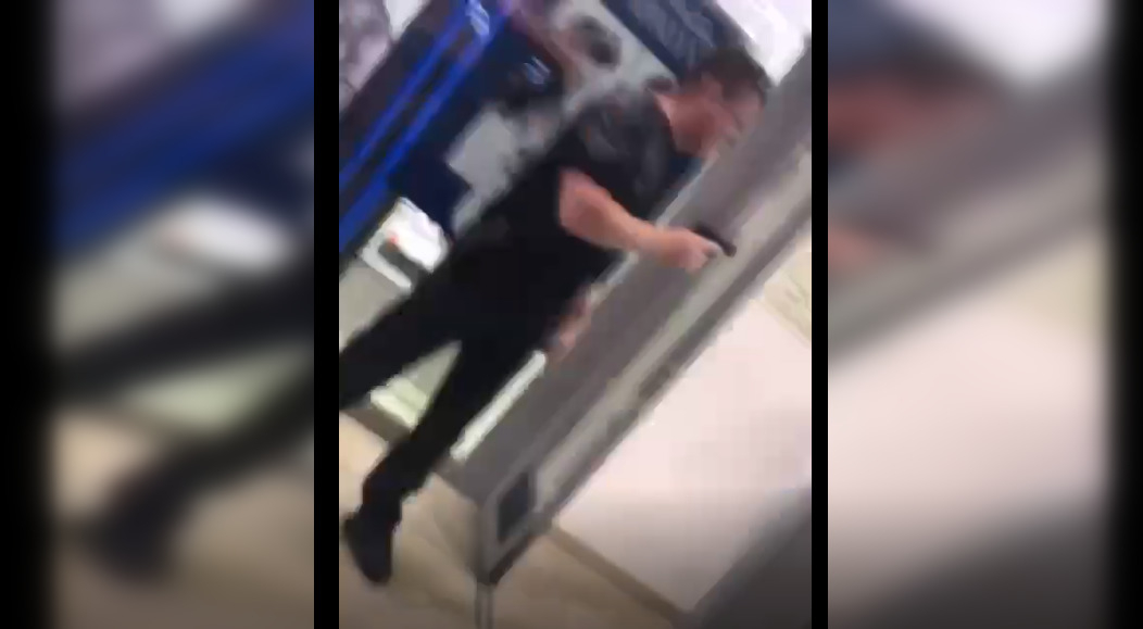 «Застрелю н***й!»: в Сыктывкаре мужчина угрожал пистолетом охранникам торгового центра