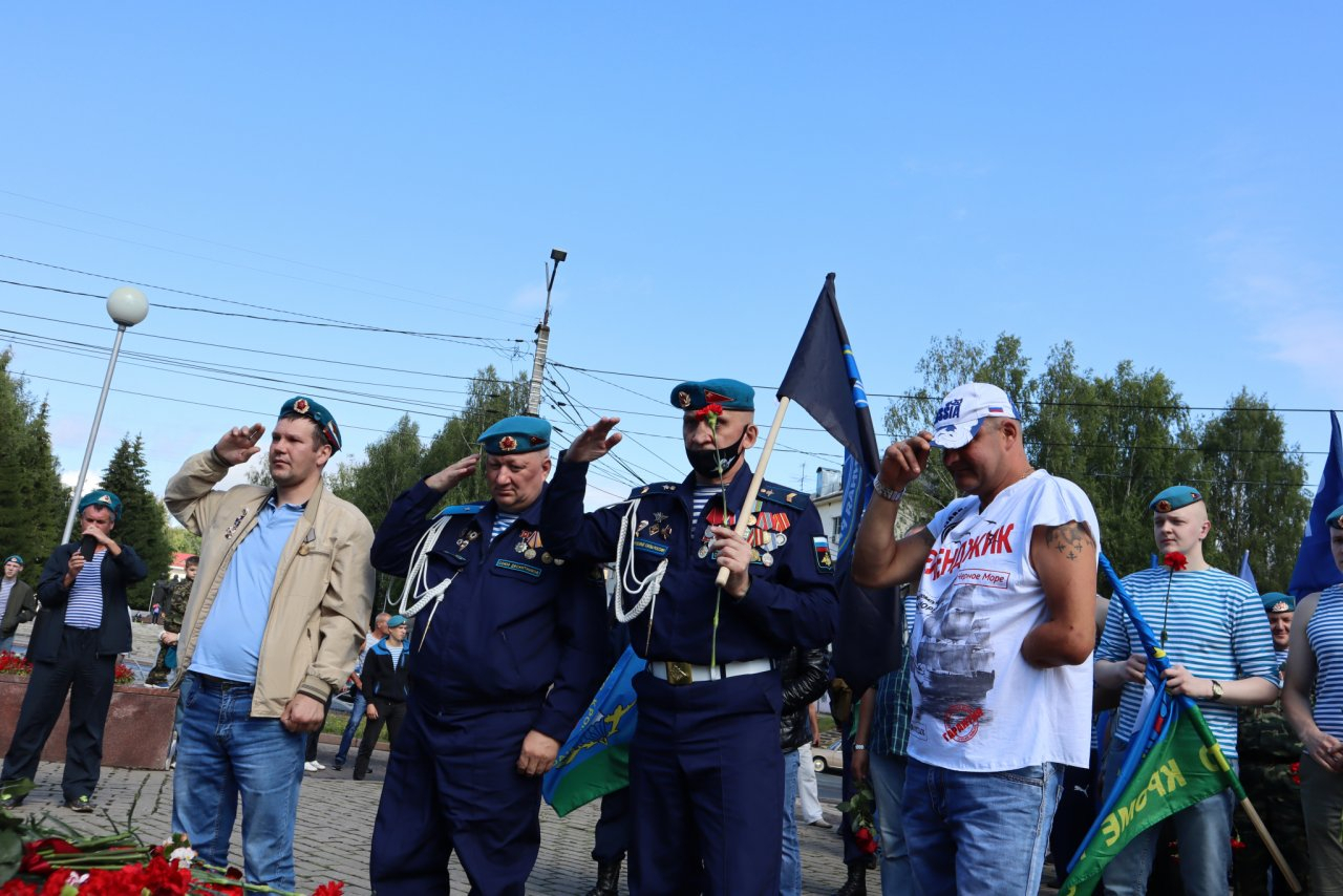 «На сегодня город наш!»: в Сыктывкаре десантники празднуют день ВДВ (фото)