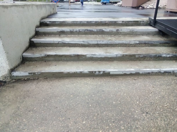 Не прошло и ста лет: в Сыктывкаре наконец-то починили лестницу у здания Минкультуры
