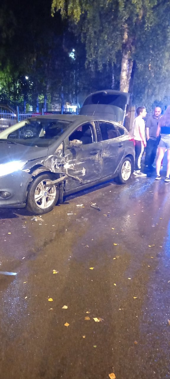 Ночью в Сыктывкаре жестко столкнулись две машины (фото)