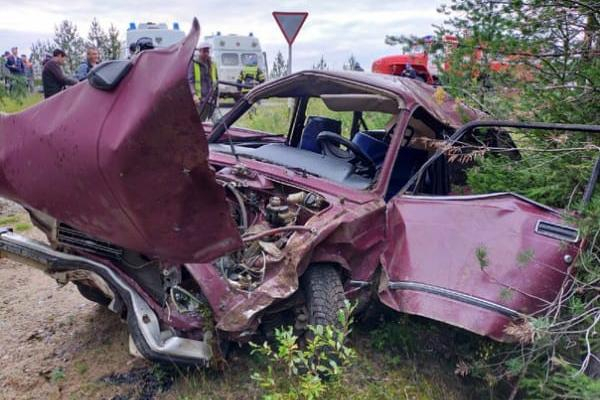 В Коми ваз влетел в дорожный знак и превратился в груду металла