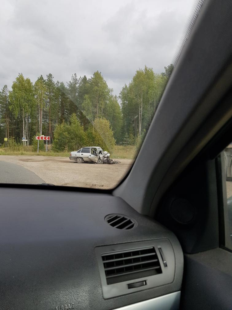 На трассе Сыктывкар-Ухта случилось серьезное ДТП: машину превратило в «гармошку»