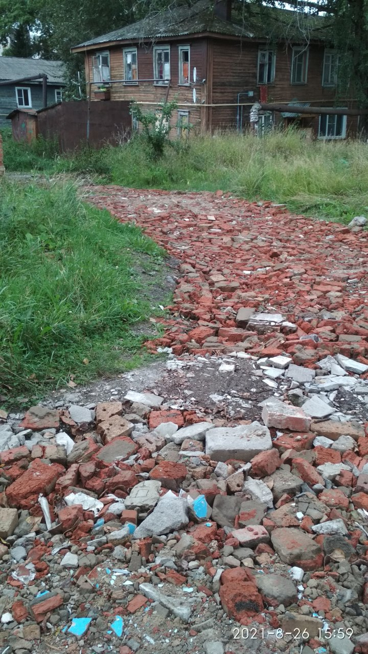«Кирпичи бросают прямо на землю»: дорогу у техникума в Сыктывкаре завалили строительным мусором