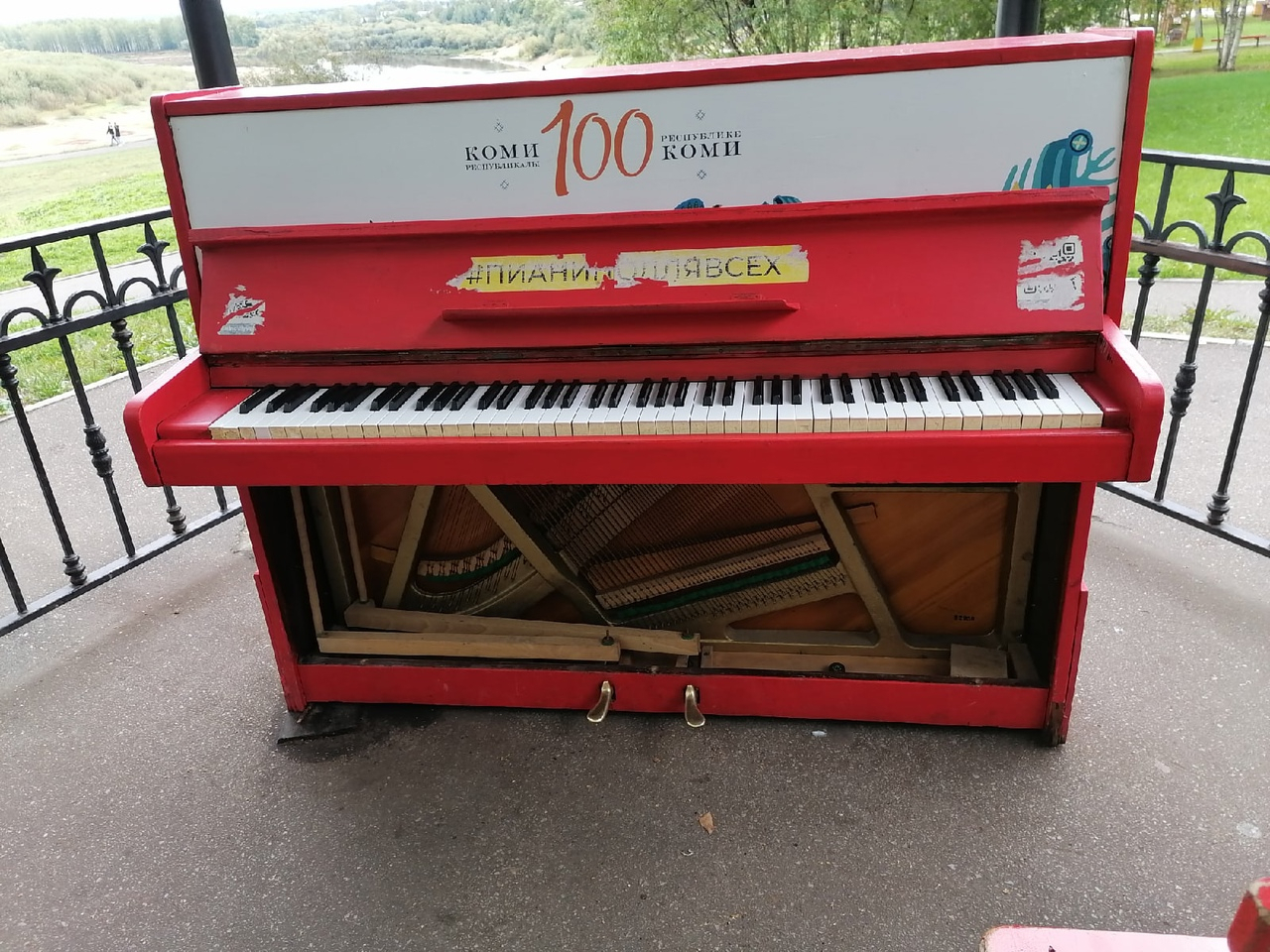Красное пианино из сыктывкарского парка досрочно уйдет на покой из-за вандалов