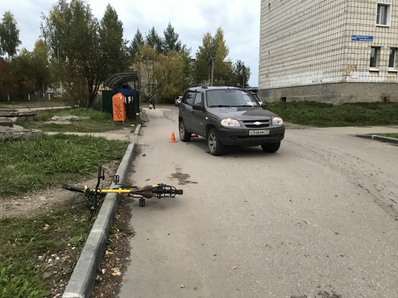 В Сыктывкаре под колеса авто попала 12-летняя велосипедистка