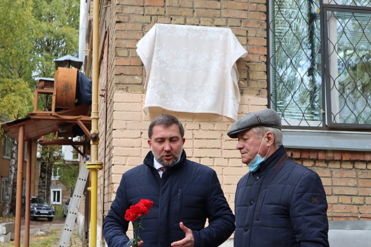 В Сыктывкаре открыли мемориальную доску Катаеву, которую в девяностых уничтожили вандалы