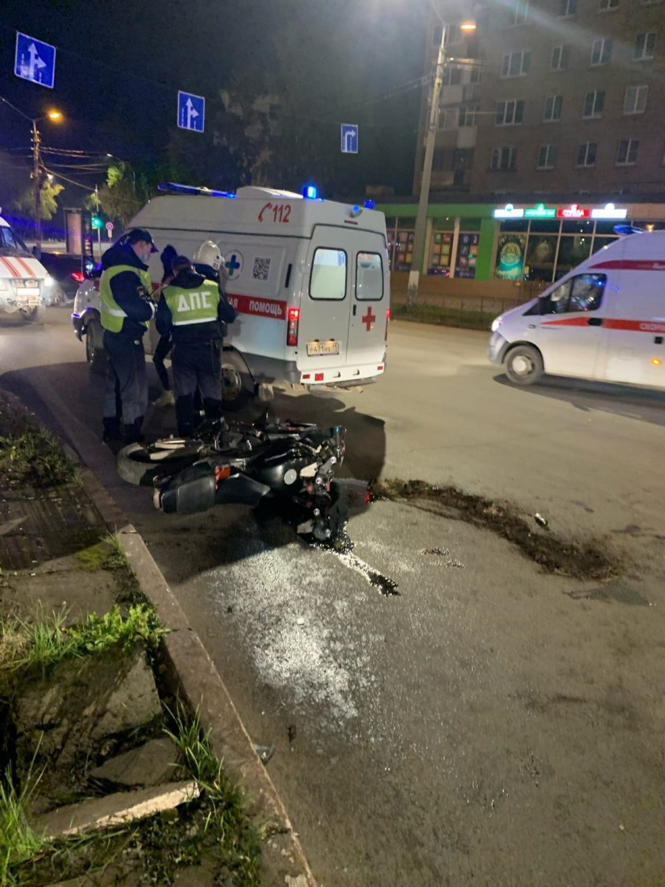 В Сыктывкаре мотоциклист в одиночку устроил аварию и уехал в больницу