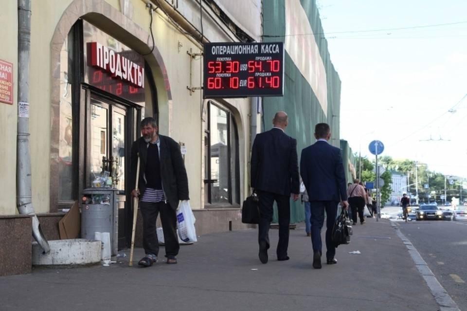 В России финансово благополучных семей стало на 39% меньше