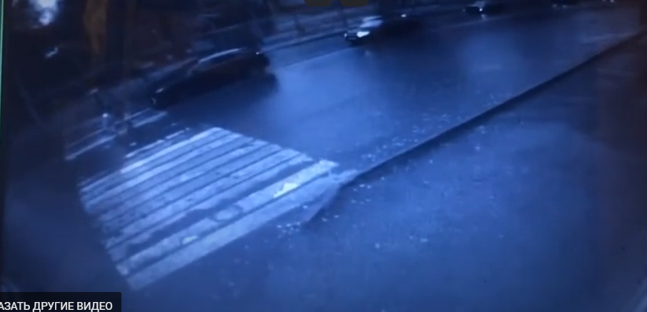 Появилось видео, как мужчина спасает от смерти девочку во время ДТП в Сыктывкаре