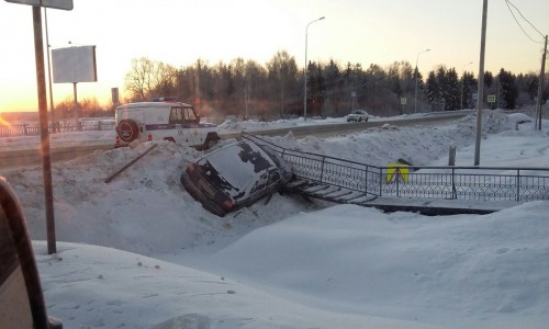 В Выльгорте водитель на авто улетел в кювет (фото)