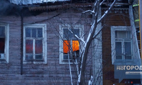Появилось видео, как в центре Сыктывкара горит деревянный дом
