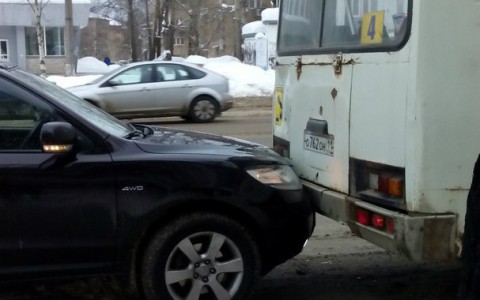 В Сыктывкаре автоледи на джипе врезалась в автобус (фото)
