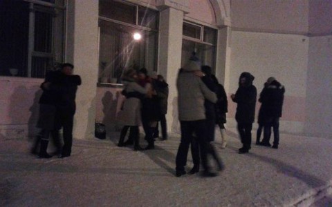 В Эжвинском районе Сыктывкара на улице люди танцевали танго