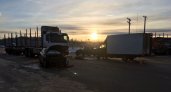 В Сыктывкаре «Газель» отбросила легковушку в лесовоз, пострадали люди