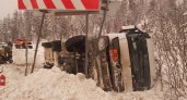 На трассе в Коми опрокинулся бензовоз: топливо утекло в сторону леса