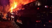 В Коми почти два десятка пожарных всю ночь тушили дом