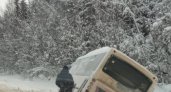 На трассе под Сыктывкаром пассажирский автобус вылетел в кювет