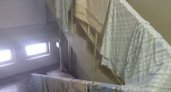 Постельное белье пациентов эжвинской больницы сушат прямо в коридорах и на лестницах
