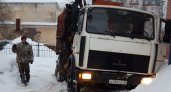 В Сыктывкаре мусоровозы тонут в снегу и не могут заехать во дворы