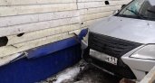 В Сыктывкаре «Ларгус» влетел в авто, а потом в здание