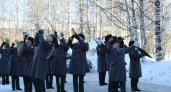 В Сыктывкаре военный оркестр поздравил женщин с весенним праздником