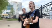 “Мы - не попрошайки”: уличные музыканты Сыктывкара рассказали, почему они играют около ТРЦ