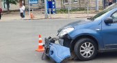 В центре Сыктывкара мотоциклист протаранил легковой автомобиль: выяснились подробности