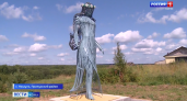 На берегу Лузы в Коми появился монумент в виде металлической женщины