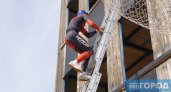 В Сыктывкаре сотрудники МЧС взбирались на четвертый этаж на скорость и боролись за призы