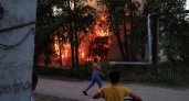 В сыктывкарском Лесозаводе полыхал заброшенный дом