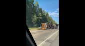 В Коми на трассе перевернулся лесовоз с полным прицепом