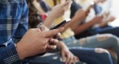 В России школьникам запретили использовать телефоны на уроках