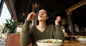 Диетолог объяснила, как дольше оставаться сытым и не набирать вес