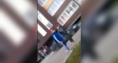 В Сыктывкаре мужчина накинулся на подростков, угрожал им расправой и попал на видео