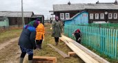 Жители деревни в Коми не стали ждать властей и сами постелили тротуар