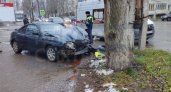 В Сыктывкаре мужчина на иномарке врезался в дерево