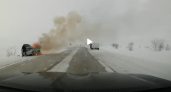 На трассе в Коми полыхала машина такси