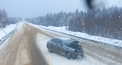 Под Сыктывкаром легковушка влетела в грузовик, пострадали люди
