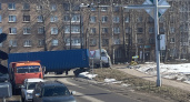 В Сыктывкаре фура вылетела на тротуар и перекрыла дорогу