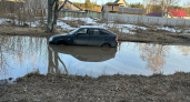В Сыктывкаре машина утонула в гигантской луже посреди дороги