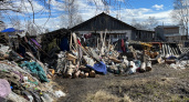 "Если вспыхнет, то все сгорим": в селе Коми женщина тащит весь мусор к себе на участок 