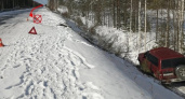 На заснеженной трассе в Коми опрокинулся внедорожник