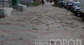 “Ноги чуть не переломала”: разбитый тротуар в центре Сыктывкара остался без ремонта