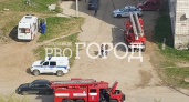 К жилому дому в Сыктывкаре съехались пожарные, "скорая" и полиция