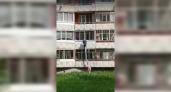 В Сыктывкаре мужчина слезал с балкона третьего этажа по простыням и сорвался