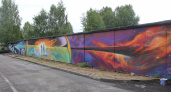 В Сыктывкаре стену из гаражей превратили в полотно для космического стрит-арта 