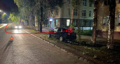 В Сыктывкаре молодая девушка за рулем "Лады" врезалась в дерево